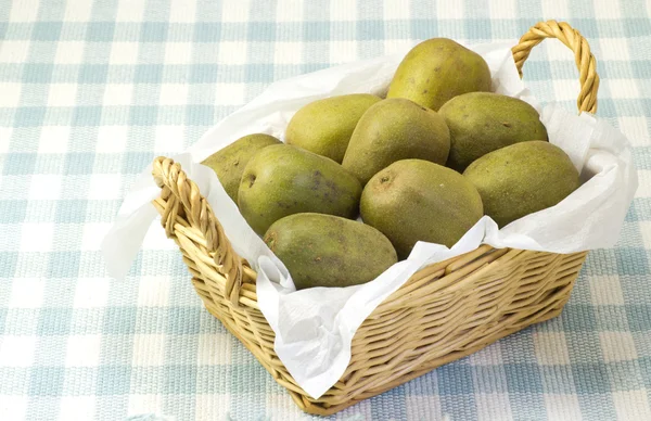Frutos kiwi servidos en una canasta —  Fotos de Stock