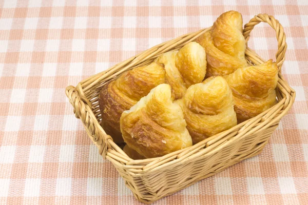 Brot im Korb — Stockfoto