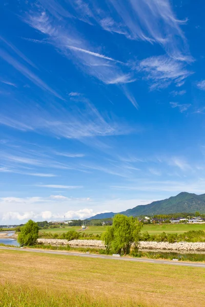 Ciel d'automne et bord de la rivière — Photo