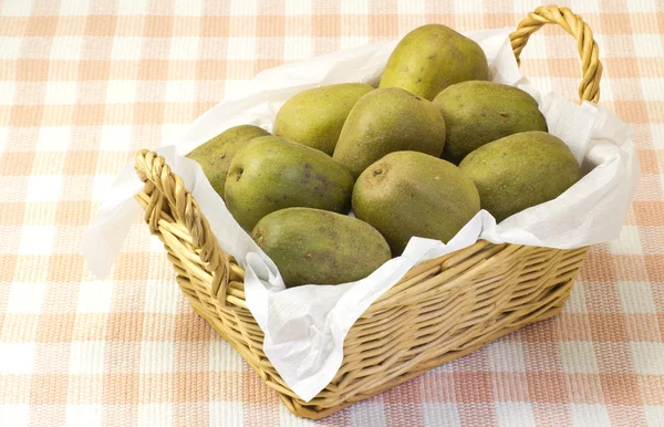 Kiwi frukt serveras i en korg — Stockfoto