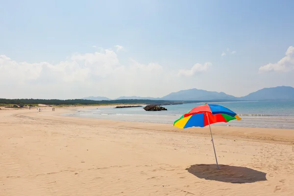 Seaside beach paraply — Stockfoto
