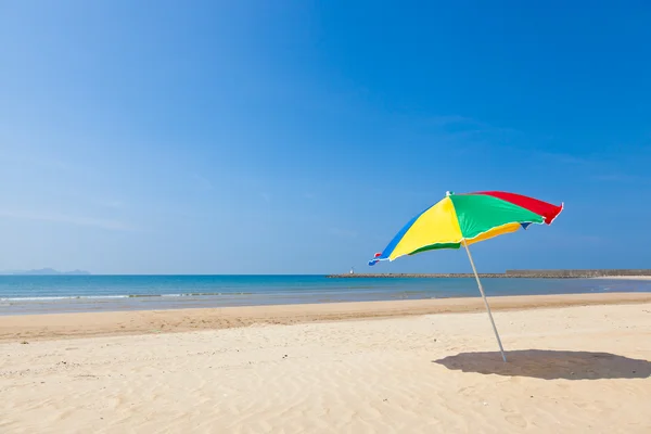 Sonnenschirm am Meer — Stockfoto