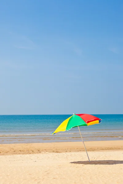 海滨沙滩伞 — 图库照片