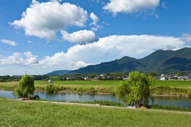 nehir kenarında yatay yaz