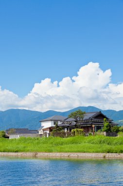 nehir kenarında yatay yaz