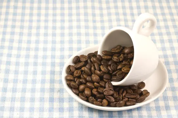 Kaffekopp och kaffebönor — Stockfoto