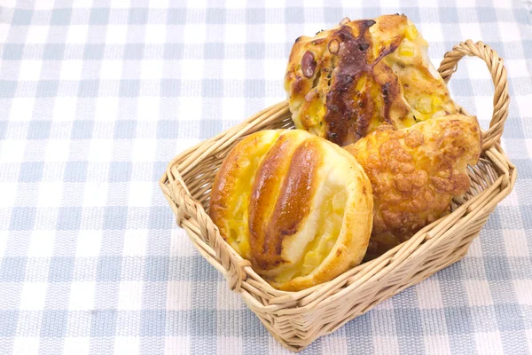 Brot im Korb — Stockfoto