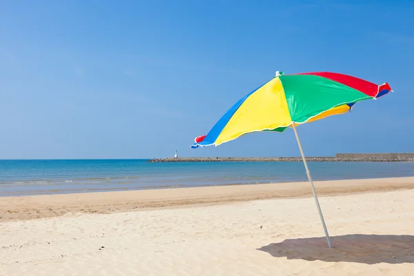 Sahil plaj şemsiye — Stok fotoğraf