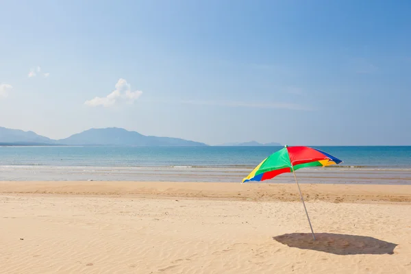 Seaside beach paraply — Stockfoto
