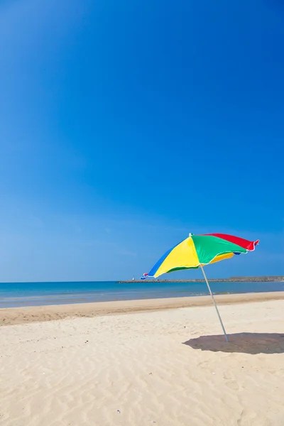 Пляжный зонтик — стоковое фото