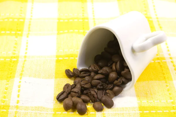 Pohár a kávová zrna ve tvaru srdce — Stock fotografie