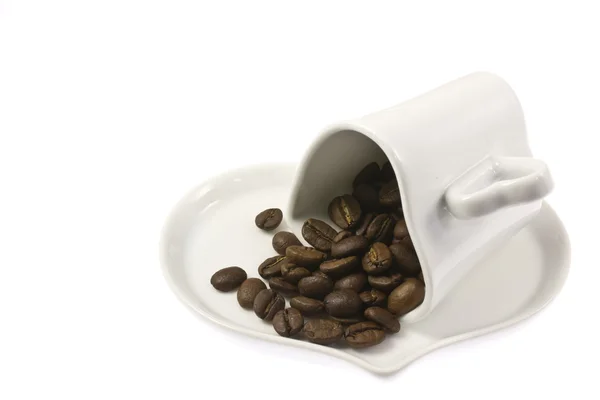Tazza di caffè a forma di cuore e chicchi di caffè — Foto Stock