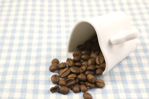 Corazón en forma de copa y granos de café — Stockfoto