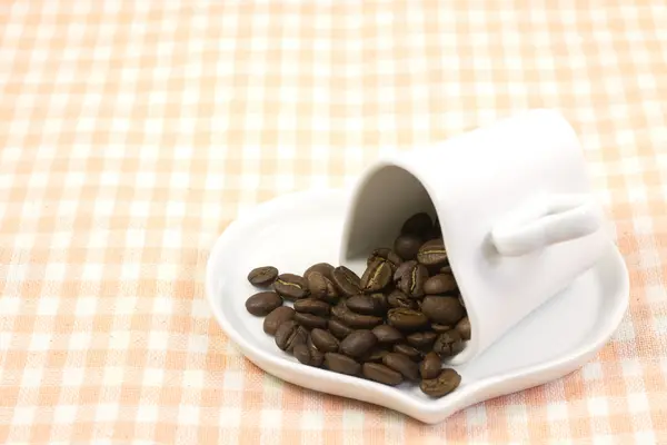 Herzförmige Kaffeetasse und Kaffeebohnen — Stockfoto
