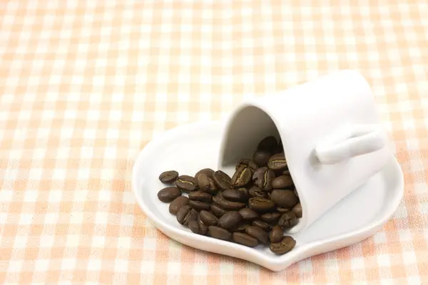 Coração em forma de copo de café e grãos de café — Fotografia de Stock