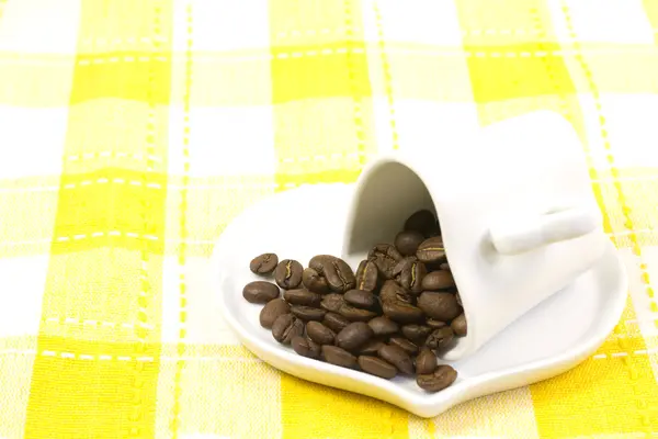 Tazza di caffè a forma di cuore e chicchi di caffè — Foto Stock