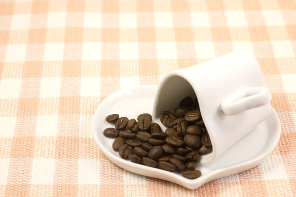 Coração em forma de copo de café e grãos de café — Fotografia de Stock