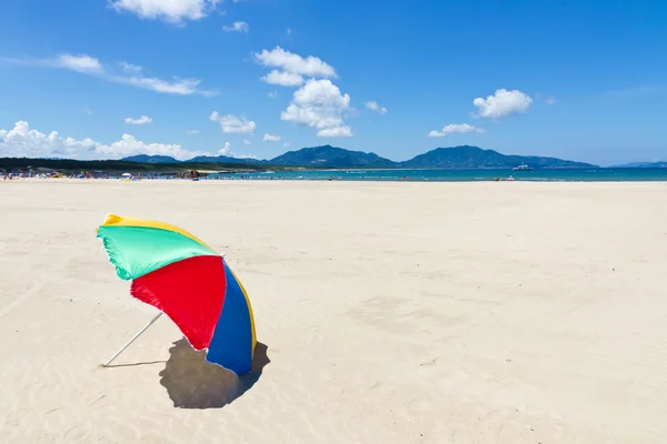 海辺のビーチ パラソル — ストック写真