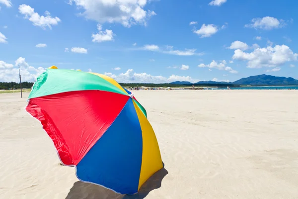 Sahil plaj şemsiye — Stok fotoğraf