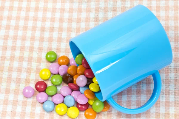 Chocolate colorido e caneca — Fotografia de Stock