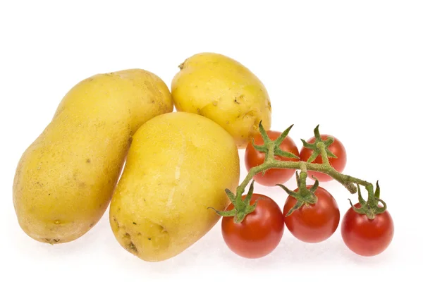 Batatas e tomates cereja — Fotografia de Stock