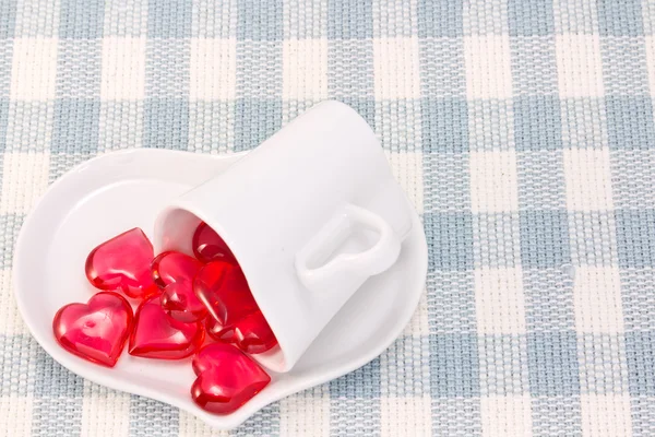 Kırmızı kalp ve kalp şeklinde kahve fincanı — Stok fotoğraf