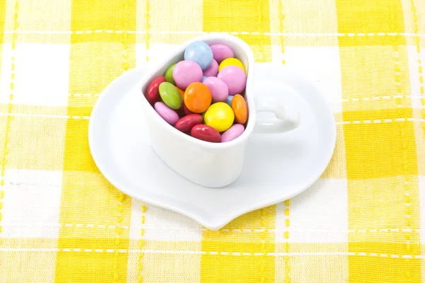 Bunte Schokolade und Kaffeetasse — Stockfoto