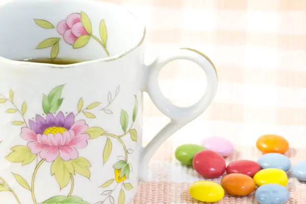 Fincan kahve ve renkli çikolata — Stok fotoğraf