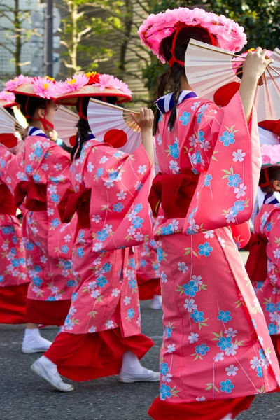 Meisjes in kimono parade — Stockfoto