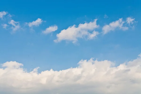 Cielo azul y nubes —  Fotos de Stock