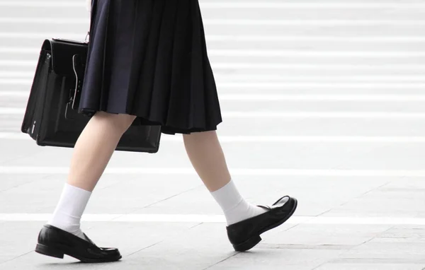 Περπατούσε υψηλή κορίτσι σχολείο Εικόνα Αρχείου