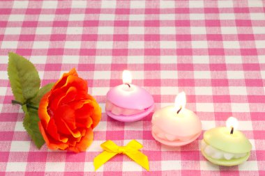 yapay gül ve mumlar