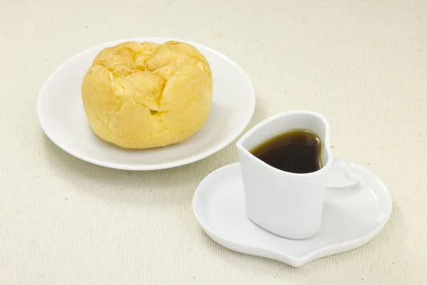 Coffee and a cream puff — Stock Photo, Image