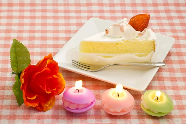 キャンドル、バラとイチゴのショート ケーキ — ストック写真