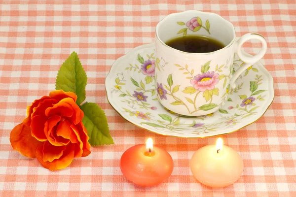 Rose og stearinlys og kaffe – stockfoto