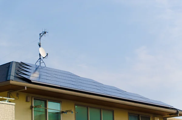 Güneş panelleri çatı yüklü — Stok fotoğraf