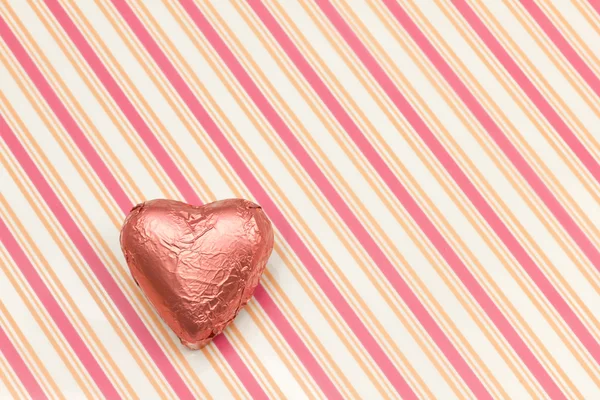 Vaaleanpunainen sydämen muotoinen suklaa — kuvapankkivalokuva