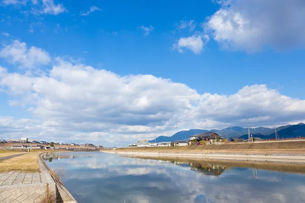 Cielo e la riva del fiume — Foto Stock