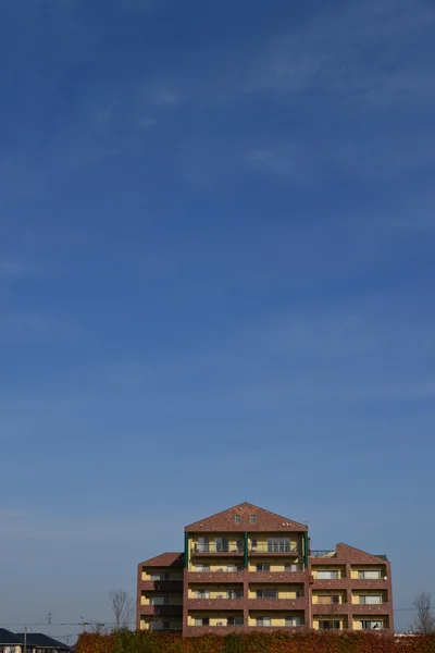 Ciel bleu et l'appartement — Photo