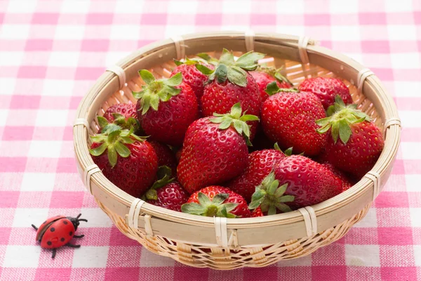 Erdbeere, die in einem Bambuskorb serviert wurde — Stockfoto