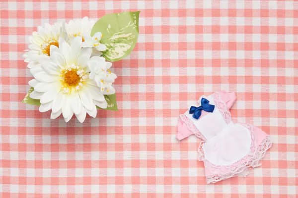 Miniatyr piga outfit och blommor — Stockfoto