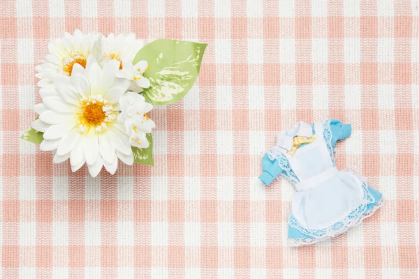 Miniatur-Dienstmädchen-Outfit und Blumen — Stockfoto