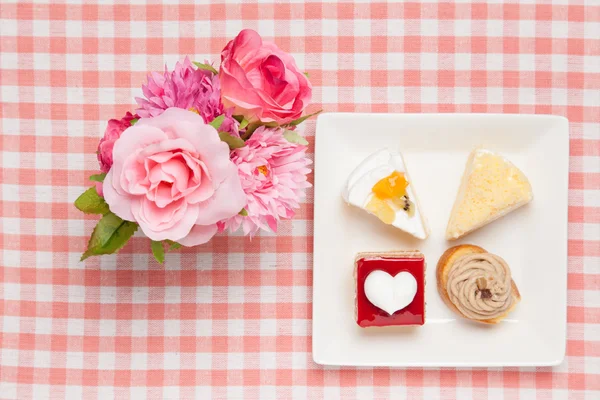 Mini shortcakes and artificial roses — Stock Photo, Image