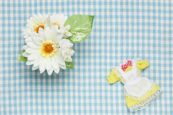 Tenue de femme de chambre miniature et fleurs — Photo