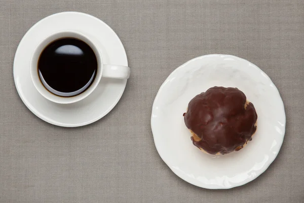 Chocolate cream puff and coffee — Stock Photo, Image