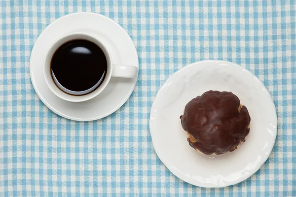 Chocolate cream puff and coffee — Stock Photo, Image
