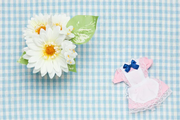 Miniatur-Dienstmädchen-Outfit und Blumen — Stockfoto