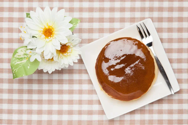 Kunstmatige cake met bloem en kaas — Stockfoto