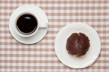 Çikolata kremalı pasta ve kahve