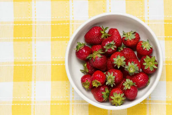 Fresas en un tazón —  Fotos de Stock